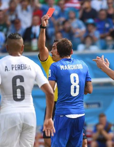 L&#39;espulsione di Marchisio. L&#39;arbitro Moreno ha ritenuto da rosso il contatto tra il centrocampista juventino e Rios. Afp